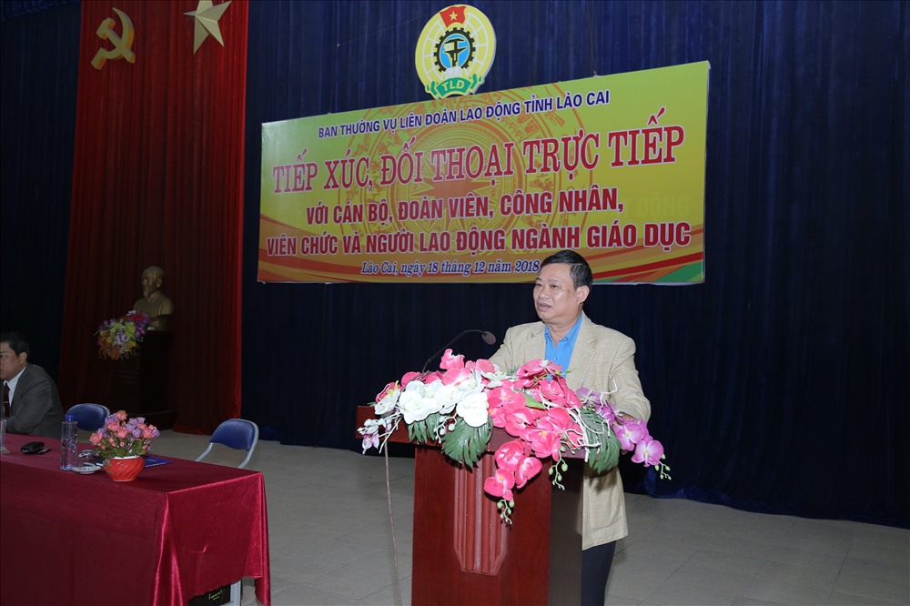 Phó Chủ tịch LĐLĐ tỉnh Lào Cai phát biểu tại hội nghị.