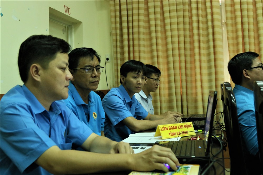 Các CBCĐ thuộc LĐLĐ tỉnh Cà Mau đến tham dự buổi tập huấn. Ảnh: Bảo Trung