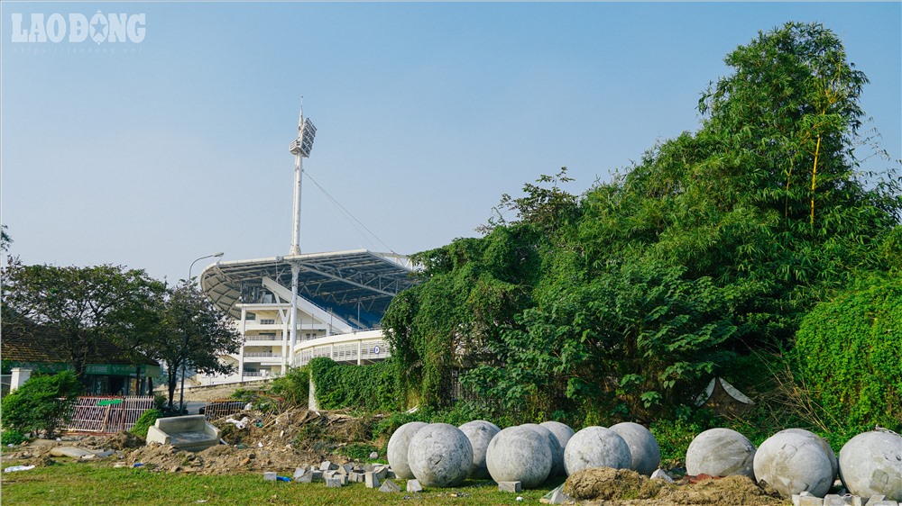 Từ bãi đất trống xếp các quả “bóng xích“, có thể nhìn thẳng ra khu vực khán đài D của sân vận động Mỹ Đình.