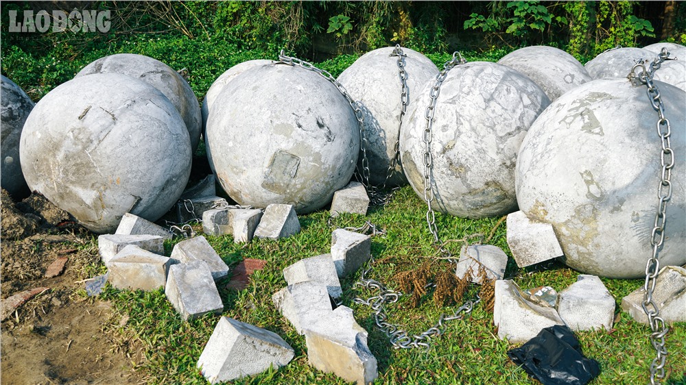 Các quả cầu đá, dây xích và bệ đỡ quả cầu được xếp cạnh nhau.