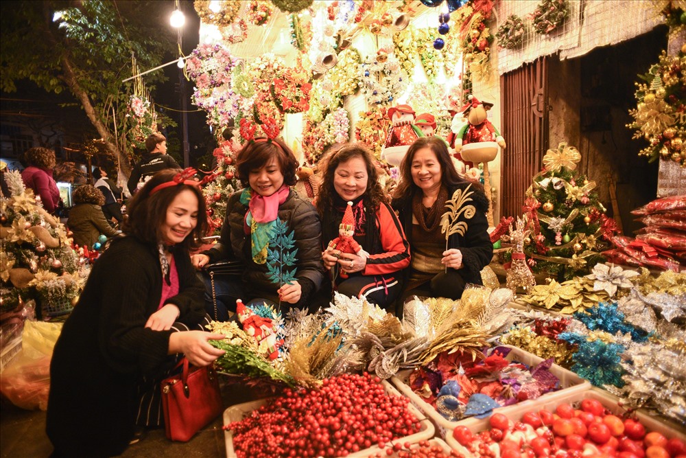 Cô Lan Hương chia sẻ: “Năm nào cô cũng đến Hàng Mã mua đồ trang trí Noel, bởi ở đây có nhiều mặt hang đẹp mà giá cả lại phải chăng”