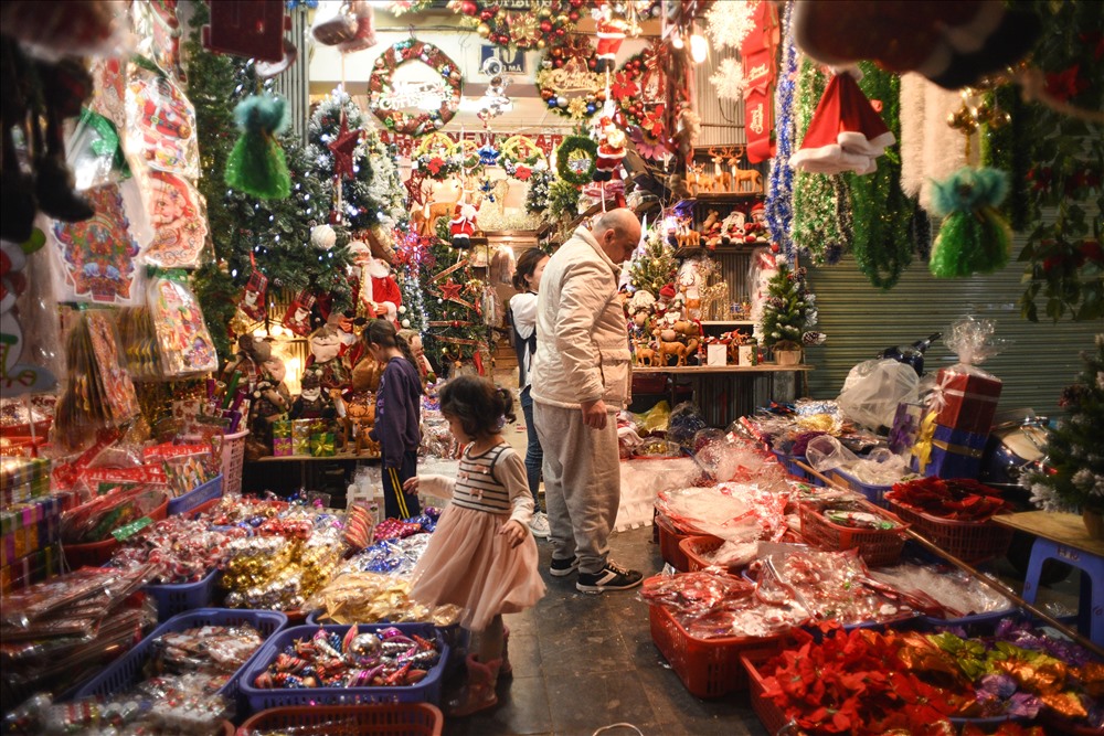 Nhiều người nước ngoài cũng chọn Hàng Mã là nơi mua sắm đồ trang trí.