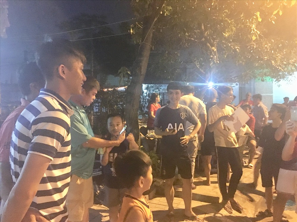 Phan Văn Đức có tổ chức một buổi tiệc nhỏ cùng để mời người thân, bạn bè tới chung vui cùng gia đình anh sau khi giành chức vô địch AFF Cup 2018. Ảnh : Đ.T