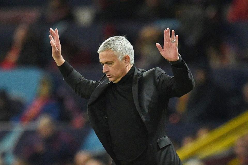 Mourinho bị sa thải sau hơn 2 năm dẫn dắt MU. Ảnh Talksport