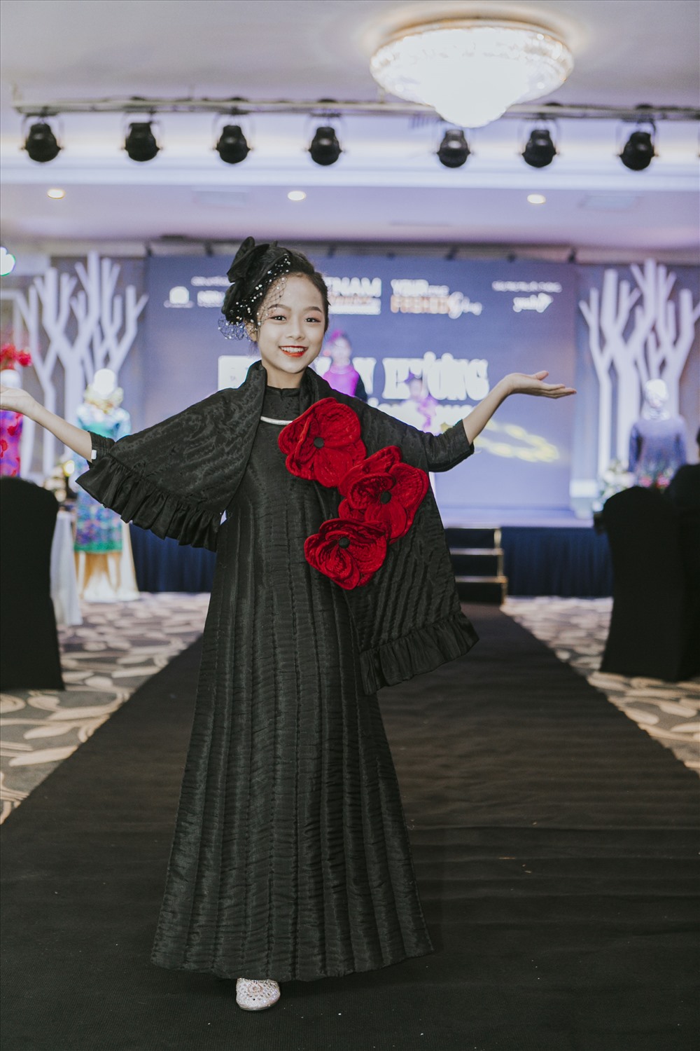 13 bộ sưu tập mới nhất của các thương hiệu thời trang danh tiếng đến từ Việt Nam, Hàn Quốc, Anh Quốc, Thái Lan, Tây Ban Nha sẽ được trình diễn bởi hơn 300 người mẫu nhí đình đám, cùng nhiều người mẫu nổi danh của làng catwalk Việt.