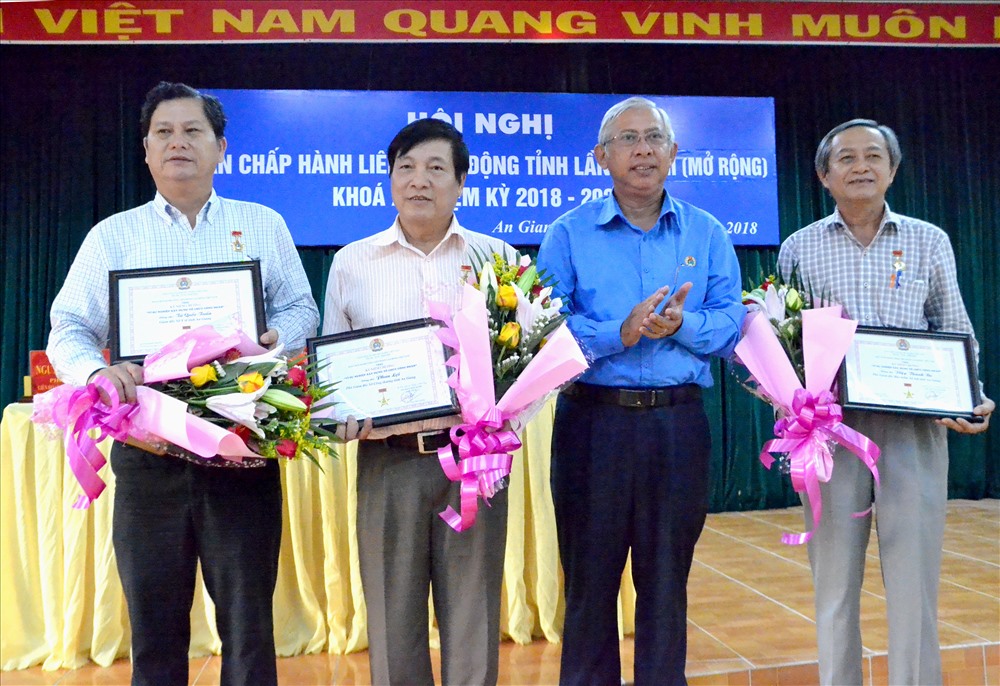 Chủ tịch LĐLĐ An Giang Nguyễn Thiện Phú trao Kỷ niệm chương Vì sự nghiệp tổ chức Công đoàn cho cán bộ lãnh đạo tỉnh. Ảnh: Lục Tùng
