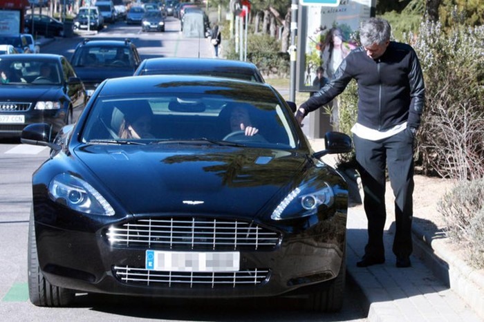 Aston Martin Rapide được Mou tự thưởng khi dẫn dắt Inter dành cú ăn 3.