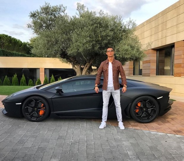 4. Lamborghini Aventador (380.000 USD): Đây là chiếc siêu xe gắn bó với Ronaldo từ năm 2012 và cũng là một trong những chiếc xe được siêu sao người Bồ Đào Nha yêu thích nhất.