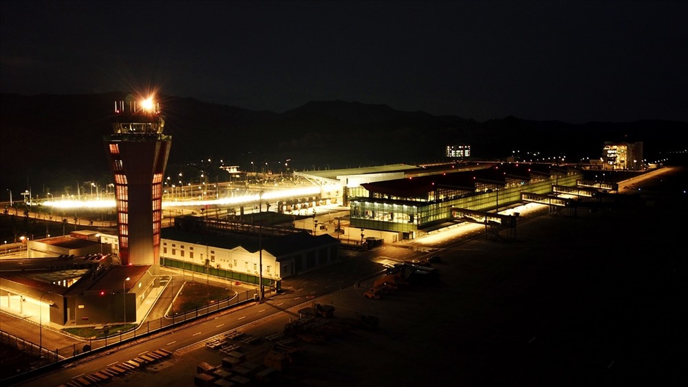 Diện mạo kiến trúc nhà ga Sân bay Vân Đồn nổi bật rực rỡ về đêm. Ảnh: T.N.D