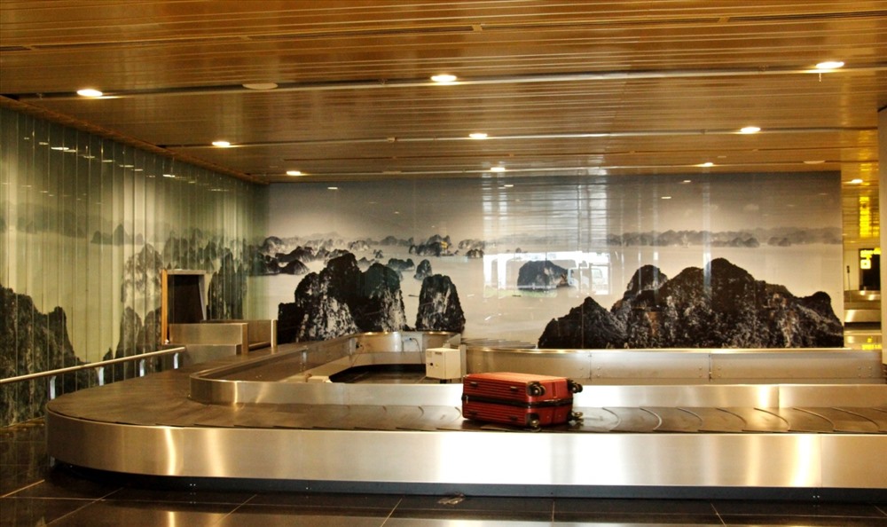 Bên trong nhà ga, du khách có thể bắt gặp hình ảnh vịnh Hạ Long qua những bức tranh kính 3D độc đáo ở đường đi đến khu vực kiểm tra an ninh và khu chờ lấy hành lý. Ảnh: T.N.D 