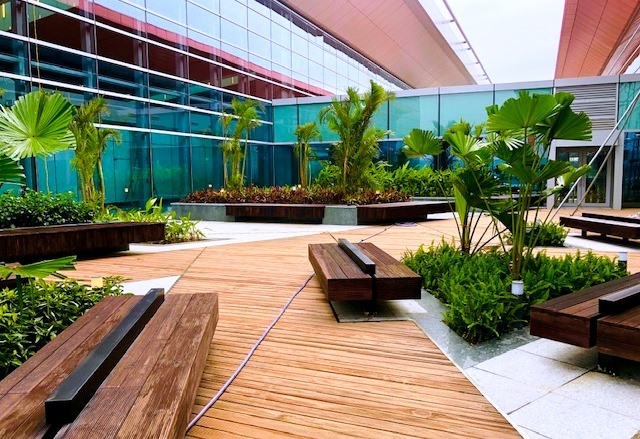 Khu vực chờ bay của sân bay Vân Đồn có 2 khu cảnh quan cây xanh ngoài trời, đem lại cho du khách những phút giây thư giãn, dễ chịu. Ảnh: T.N.D