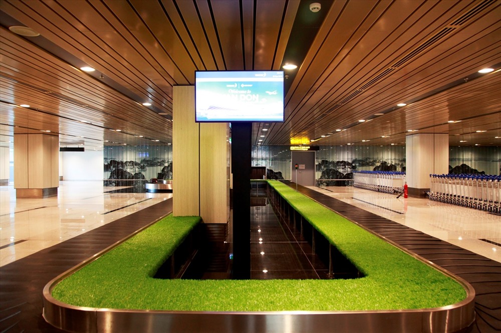 Sân bay có 4 băng chuyền hành lý được thiết kế thông minh, linh động có thể phục vụ giờ cao điểm cho 1200 hành khách. 
