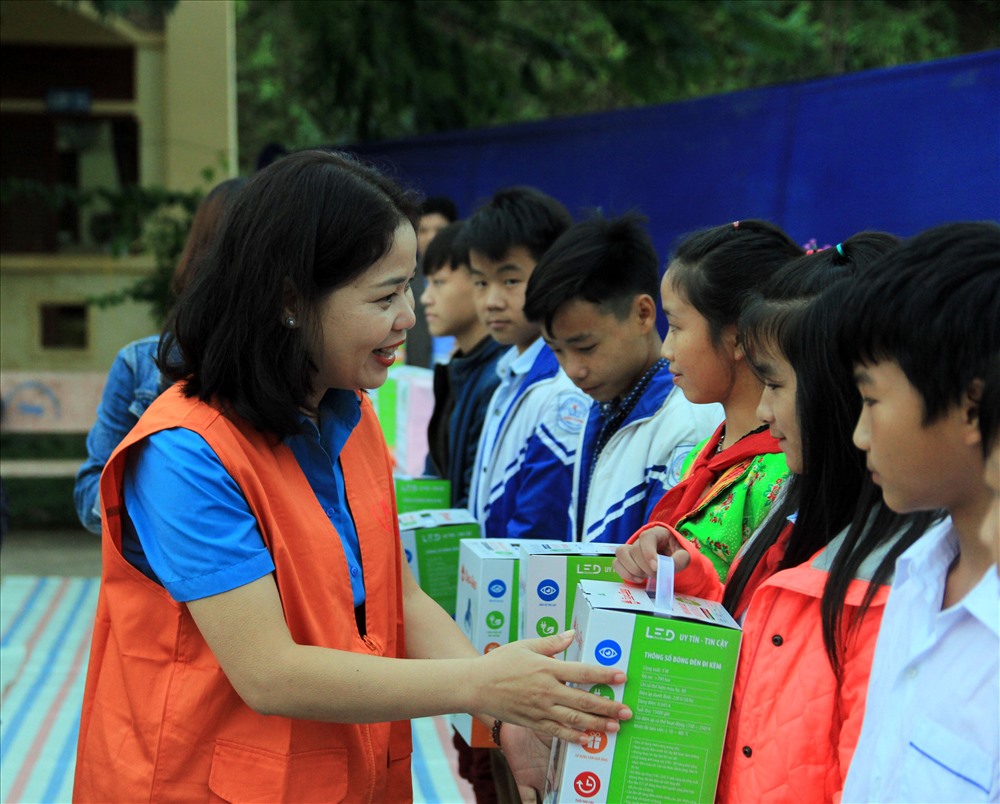 Đại diện quỹ XHTT Tấm lòng vàng Báo Lao Động tặng đèn bàn cho học sinh Trường Phổ thông Dân tộc bán trú THCS Nậm Manh