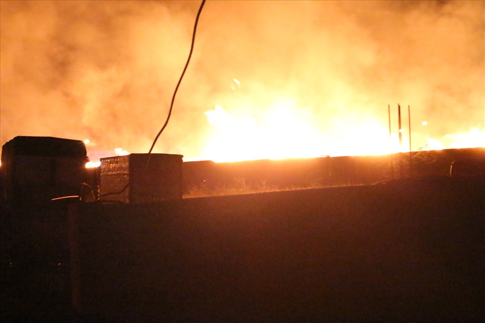Hàng chục chiến sĩ dập lủa thâu đêm tại đám cháy ở công ty sản xuất palett gỗ