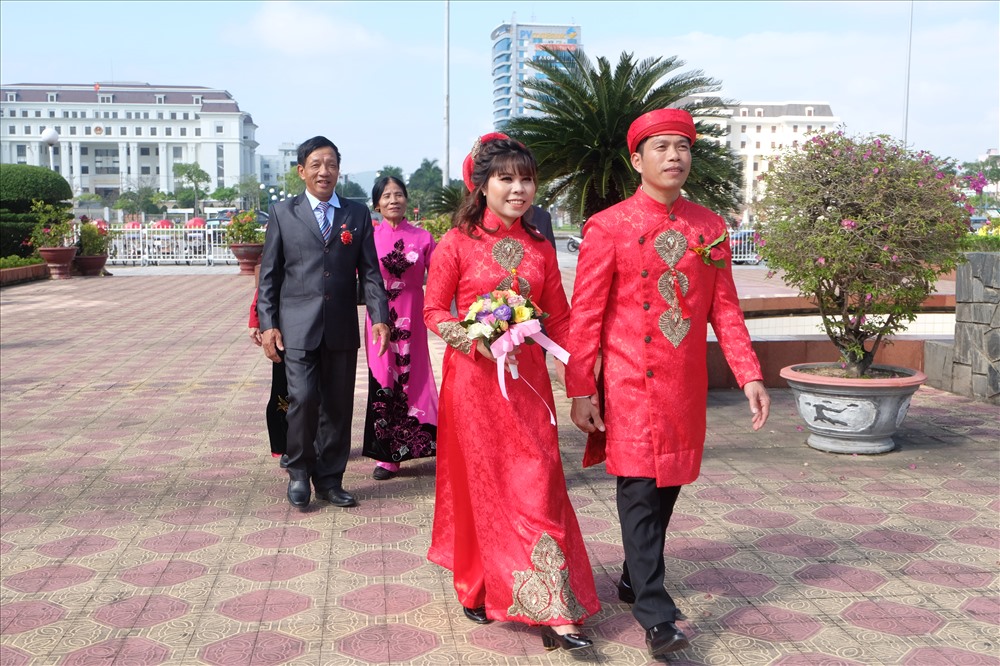 Cặp đôi Lê Văn Thành và Nguyễn Thị Thư cùng gia đình.