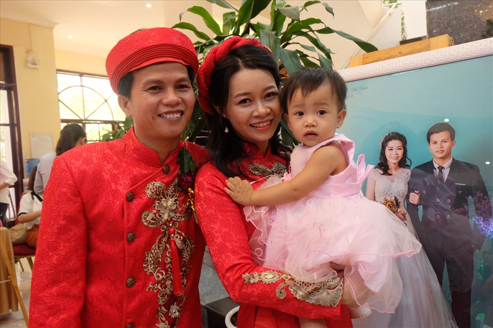 Anh Nguyễn Văn Thuận và chị Nguyễn Thị Thảo đã có với nhau một con gái được 17 tháng tuổi, do hoàn cảnh khó khăn nên bây giờ mới chính thức đám cưới.