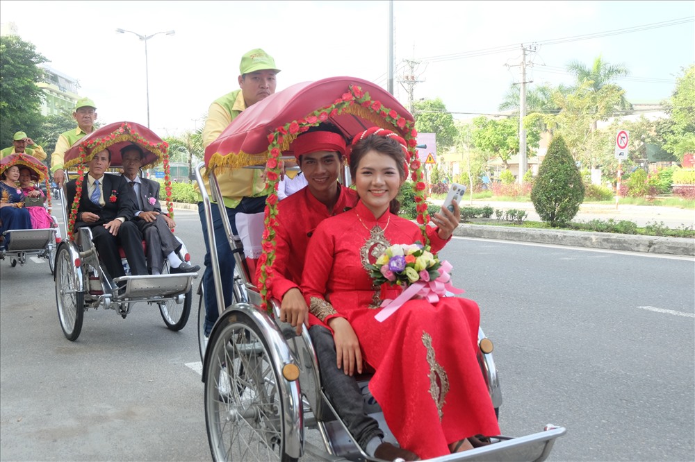Đôi uyên ương Phan Minh Huy và Đặng Thị Quế trong ngày cưới tập thể đoàn viên.