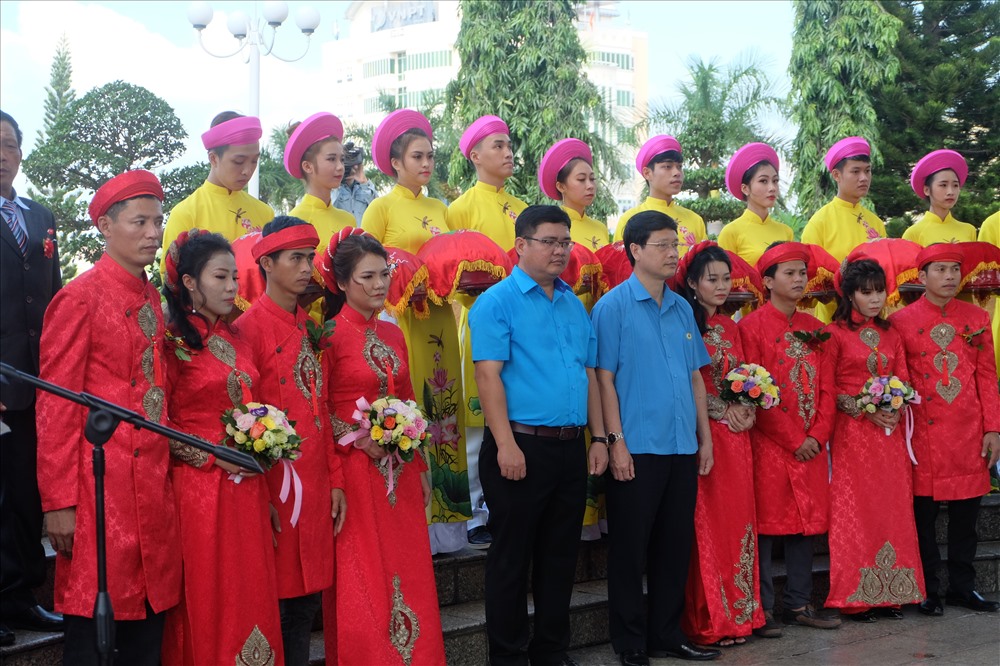 Trong hành trình, đoàn đưa dâu cùng đại diện cha mẹ và Lãnh đạo LĐLĐ TP Đà Nẵng làm lễ dâng hương tưởng niệm các anh hùng liệt sĩ tại Tượng đài 2.9.