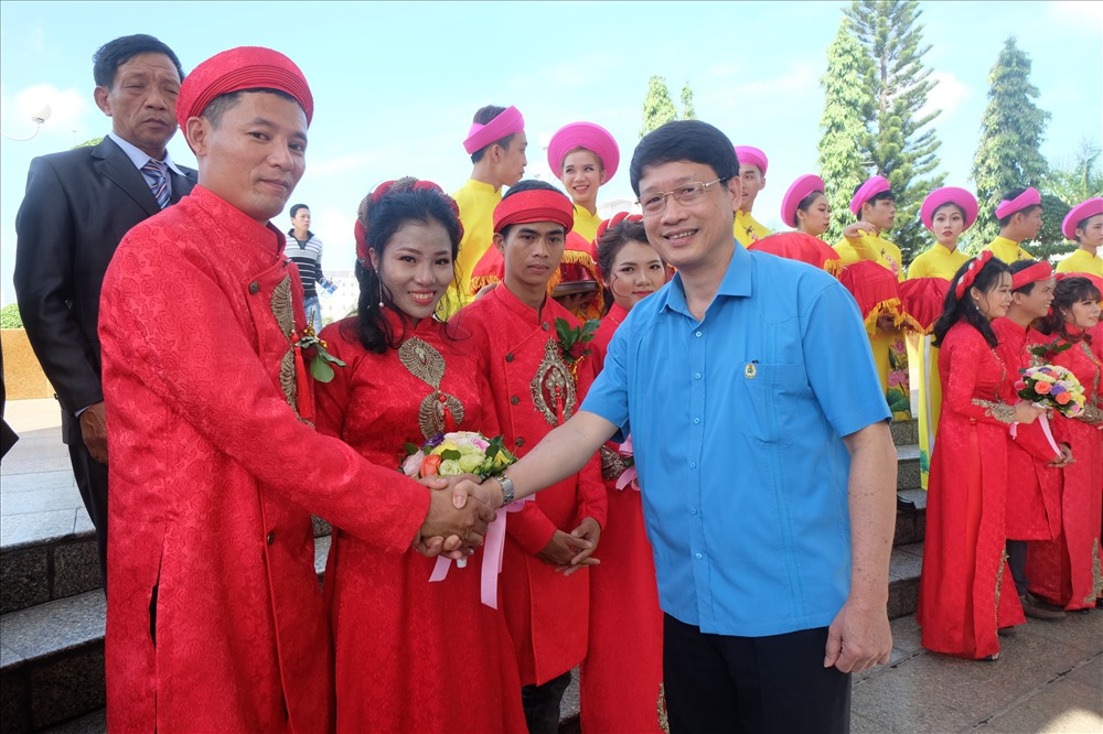 Ông Ngô Xuân Thắng - Chủ tịch LĐLĐ TP Đà Nẵng chúc mừng các cặp đôi uyên ương trong Lễ cưới tập thể đoàn viên.