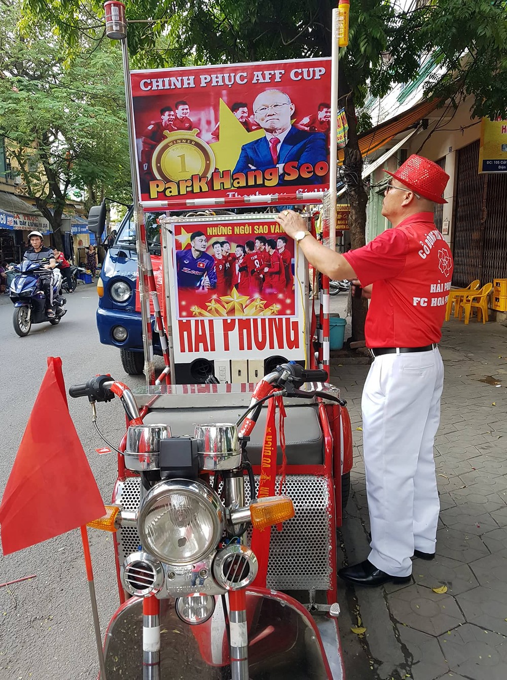 Một chiếc xe tự chế được Hội cổ động viên trang trí băng-rôn khẩu hiệu, cờ tổ quốc, hình ảnh Đội tuyển Việt Nam và phát các bài hát cổ động là trung tâm của đoàn diễu hành.