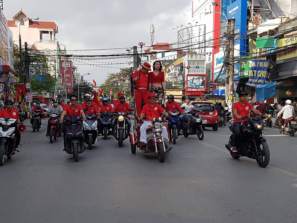 Cả đoàn cổ động viên diễu hành từ rất sớm để cổ vũ cho đội tuyển Việt Nam trước trận đấu với Philipins diễn ra vào 18h30 tối nay.