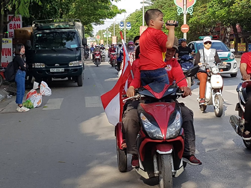 Cổ động viên nhí cũng nhiệt tình tham gia cổ vũ đoàn diễu hành.