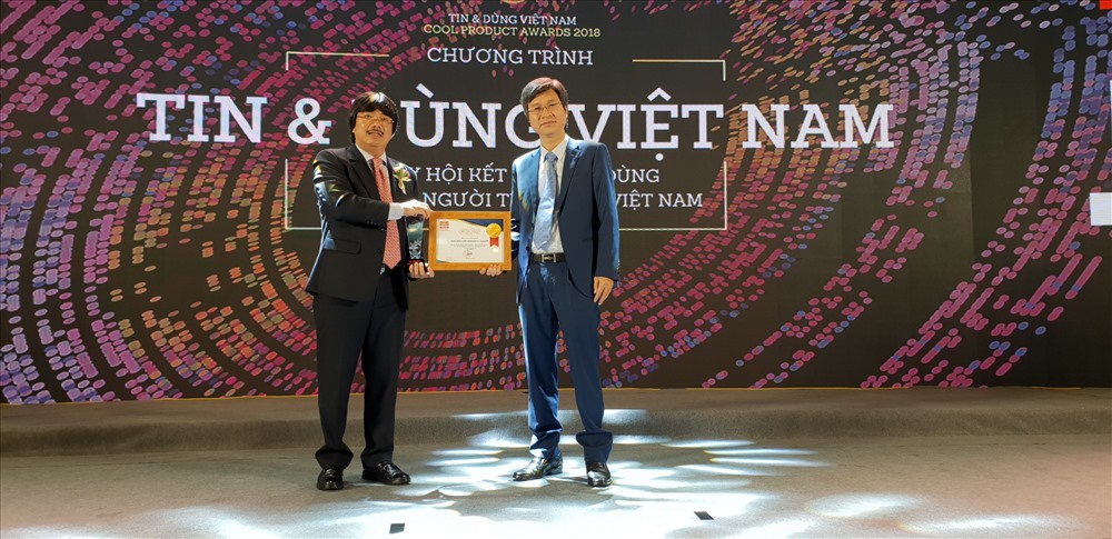SeABank cũng lần thứ 8 liên tiếp được Thời báo Kinh tế Việt Nam, Tạp chí Tư vấn Tiêu & Dùng và độc giả bình chọn trao tặng danh hiệu uy tín “Top 100 sản phẩm dịch vụ được Tin&Dùng 2018” cho sản phẩm Thẻ tín dụng. Ảnh: SeABank 