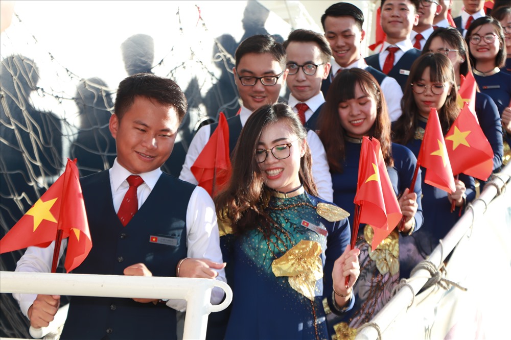 Các thanh niên đại diện Việt Nam tham gia tàu Đông Nam Á với chủ đề “Ôm trọn Việt Nam“. Ảnh: MP