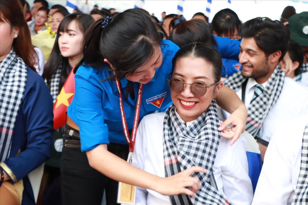 Việt Nam tặng khăn rằn kỷ niệm cho các đại biểu thanh niên quốc tế. Ảnh: MP