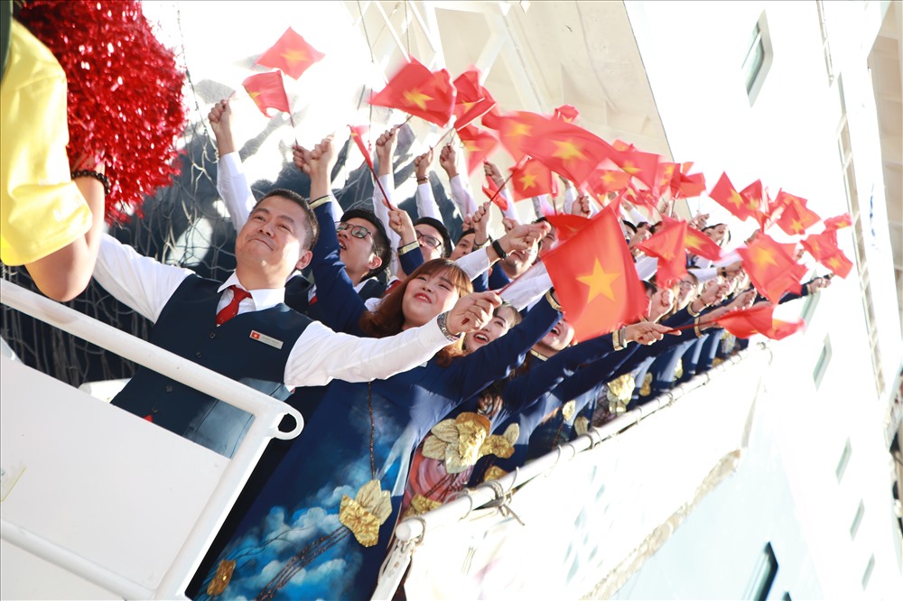 Đoàn đại biểu Việt Nam vui mừng khi được chào đón ở quê nhà. Ảnh: MP