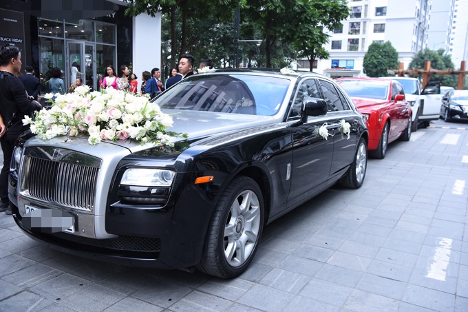  Đoàn xe rước dâu có 2 siêu xe Rolls-Royce Phantom, mỗi chiếc có giá khoảng hơn 20 tỷ đồng. Ảnh: MT.