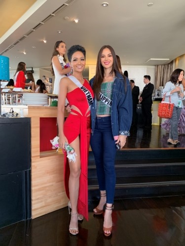 Người đẹp Ê-đê cũng khoe “khoảnh khắc” đọ sắc cùng đại diện Philippines - người được nhiều chuyên trang dự đoán đăng quang Miss Universe 2018.