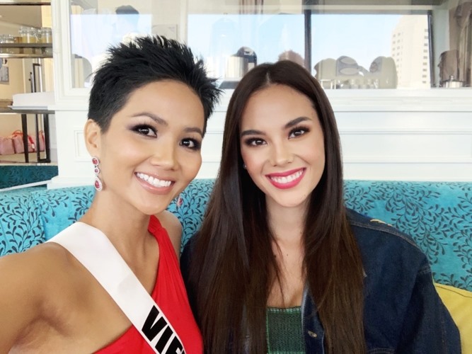 Người đẹp Ê-đê cũng khoe “khoảnh khắc” đọ sắc cùng đại diện Philippines - người được nhiều chuyên trang dự đoán đăng quang Miss Universe 2018.