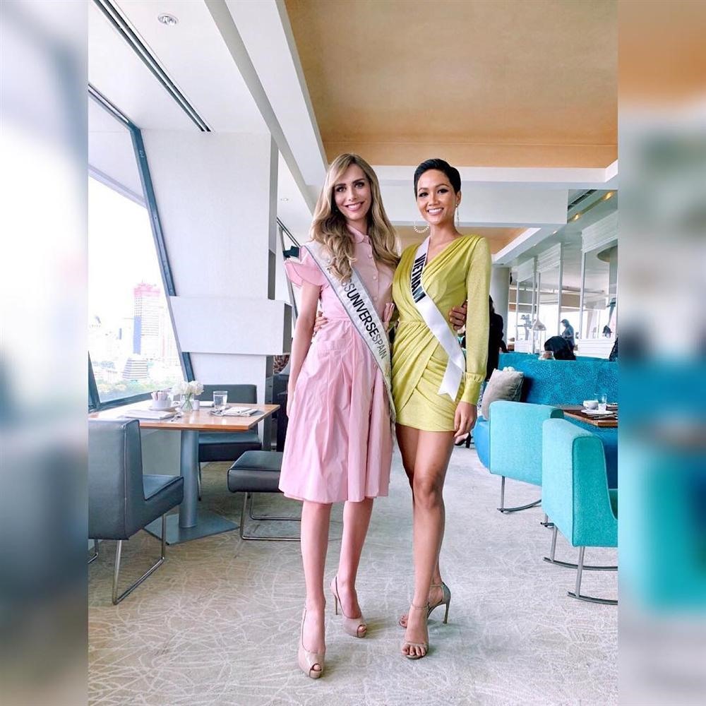 Mới đây,  Hoa hậu H'Hen Niê đã đăng tải ảnh chụp cùng thí sinh chuyển giới đầu tiên tại Hoa hậu Hoàn vũ 2018, đại diện Tây Ban Nha 