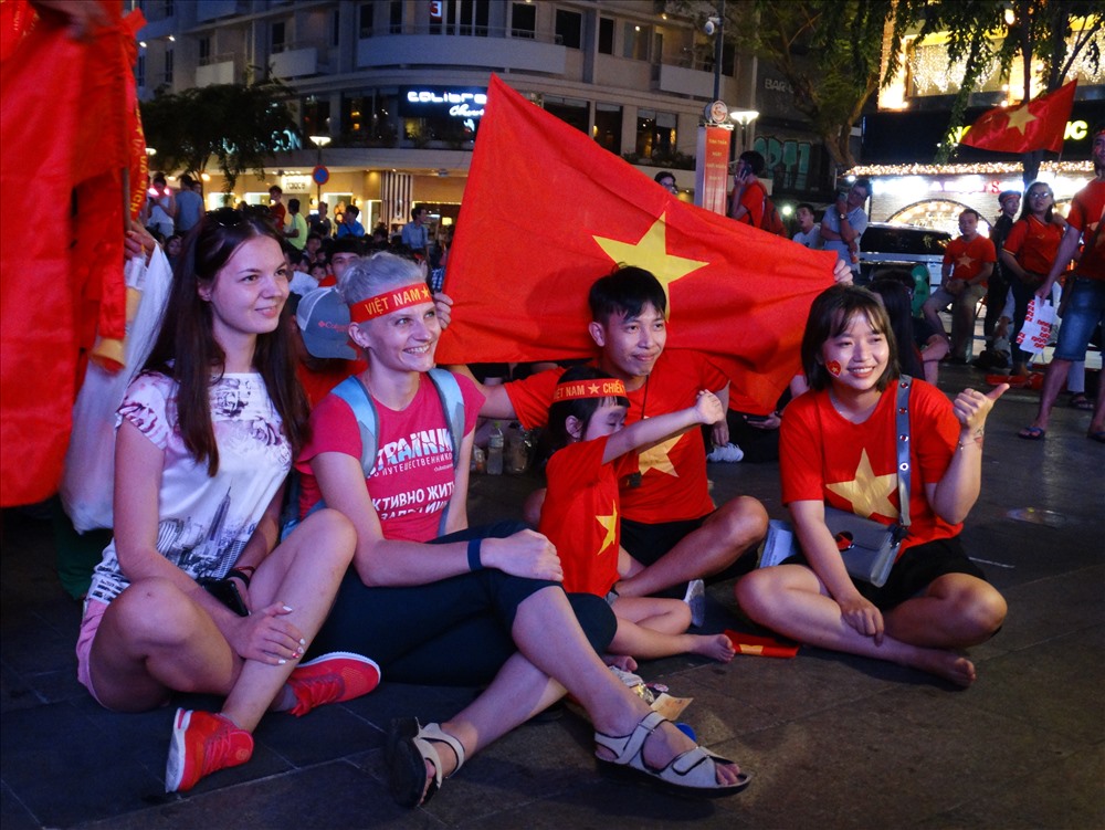 Nhóm CĐV người nước ngoài cùng hoa chung nhịp đập với CĐV Việt Nam để cổ vũ thầy trò HLV Park Hang-seo.
