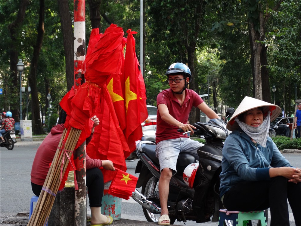Băng rôn, cờ đỏ cổ vũ U23 Việt Nam bán ngập các nẻo đường.