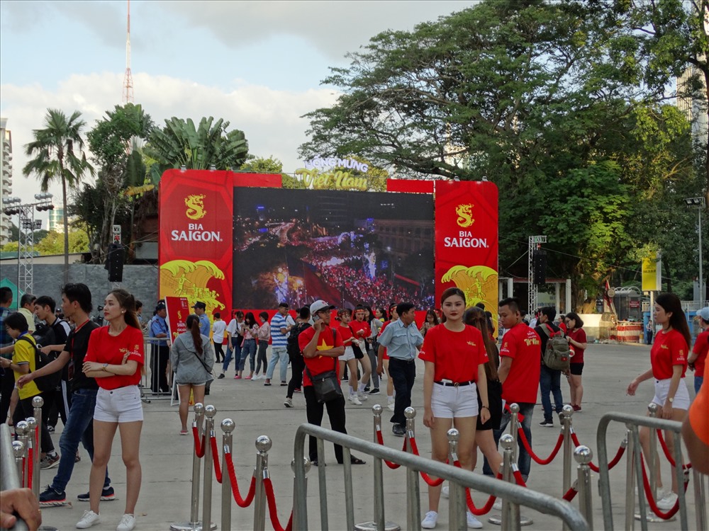 Mới 16 giờ chiều, rất nhiều cổ động viên ở TP HCM đã tập trung về các khu vực có màn hình cỡ lớn để cổ vũ tinh thần cho đội tuyển Việt Nam.