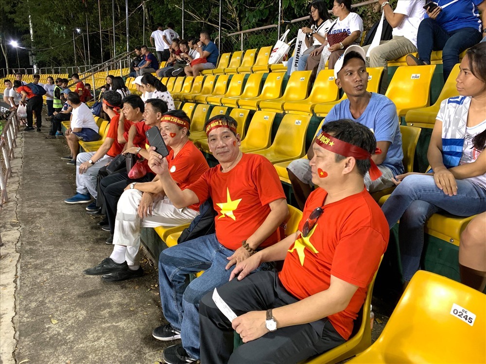 Trên sân vận động Panaad (Bacolod, Philippines) CĐV Việt Nam mong đợi chiến thắng vẻ vang của thầy trò Park. Ảnh Khánh Hòa
