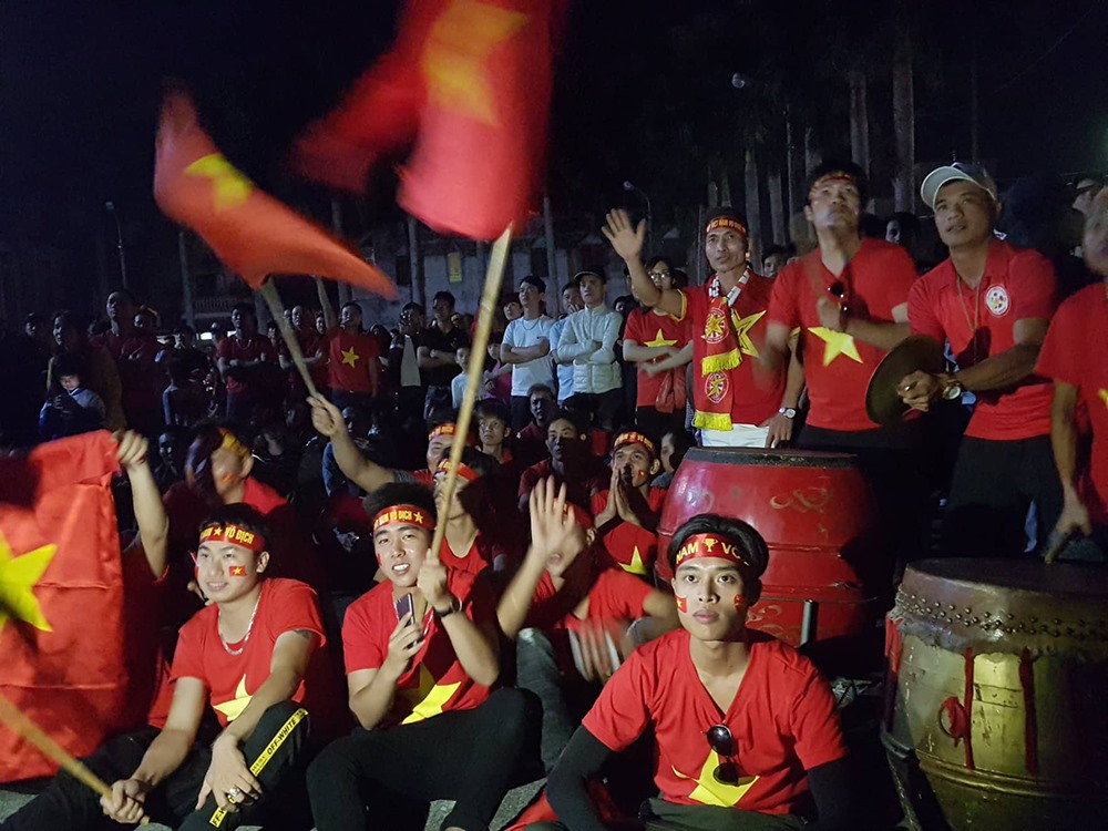 Rất đông cổ động viên Hải Phòng, Nam Định có mặt ở đây để cổ vũ cho thủ thành Đặng Văn Lâm và các đồng đội.