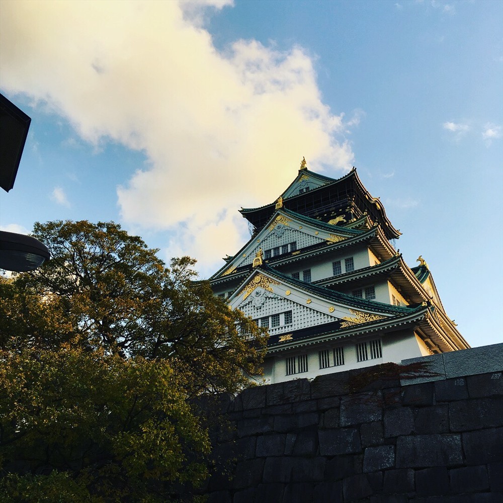 Tọa lạc ngay trung tâm thành phố Osaka, Công viên lâu đài Osaka là công viên có diện tích khổng lồ. Đây là địa điểm du lịch hấp dẫn của Osaka, thu thú đông đảo du khách đến Nhật Bản. Ảnh: Lê Thảo