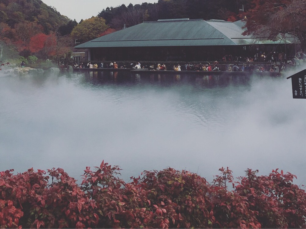 Chùa Phật giáo Katsuo-ji, ở thành phố Mino, phía Bắc Osaka, Nhật Bản.Tương truyền hơn 1100 năm trước, vào khoảng năm 880 sau công nguyên, khi Thiên Hoàng thời bấy giờ lâm trọng bệnh, người ta đã cầu nguyện cho Người sớm bình phục tại ngôi chùa này và lời cầu nguyện đã trở thành hiện thực. sau khi khỏi bệnh, Thiên Hoàng đã đặt tên cho ngôi chùa này là Katsuo-ji (Thắng Vương Tự). Nhưng sau đó, từ “Thắng Vương” bị cho là phạm thượng, nên đã đổi tên ngôi chùa thành “Thắng Vĩ Tự” nhưng cách đọc vẫn là Katsuo-ji. Đây là ngôi chùa được mệnh danh là chùa may mắn, nên có rất nhiều người đã đến đây, cầu xin được thành công trong nhiều lĩnh vực như kinh doanh, buôn bán, thi cử, thể thao, nghệ thuật, tình yêu, chính trị, bầu cử. Ảnh: Lê Thảo