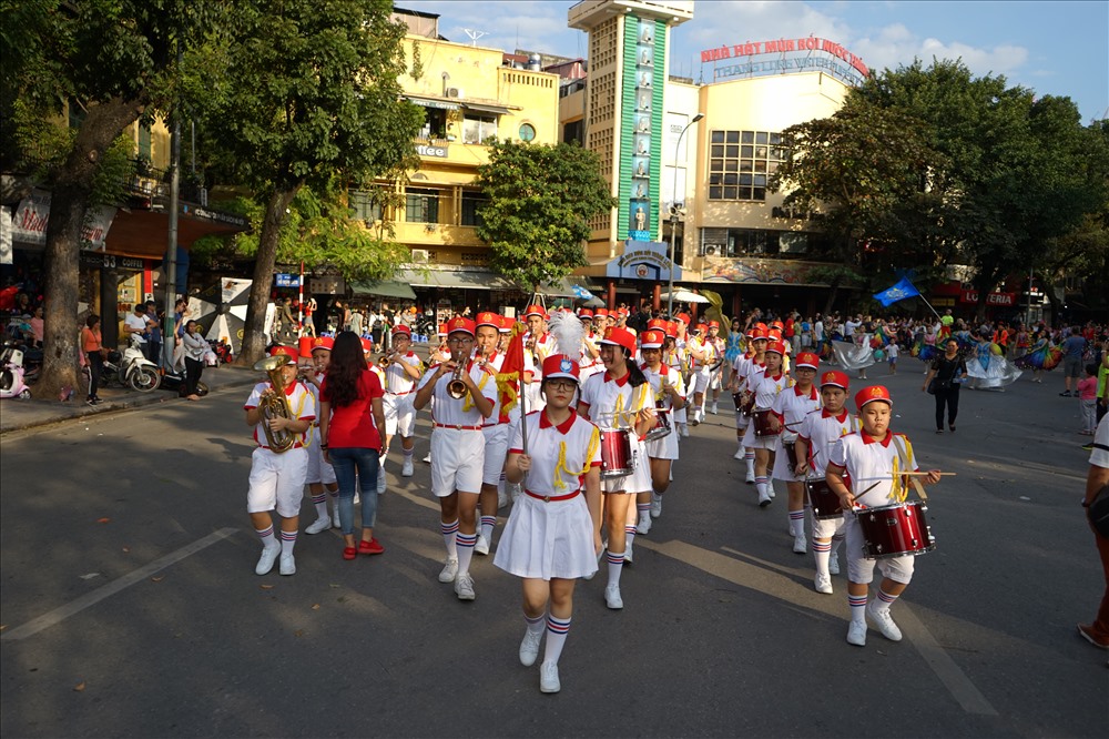 Để tạo thêm hoạt náo và không khí sẽ có đội nhạc nghi thức gồm 40 người của Cung Thiếu nhi Hà Nội dẫn đầu đoàn diễu hành.