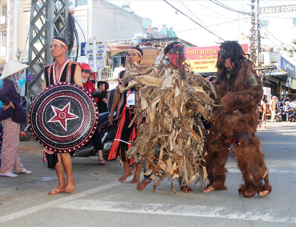 Trang phục cổ xưa của người bản địa được tái hiện tại Festival. Ảnh Đ.K.T