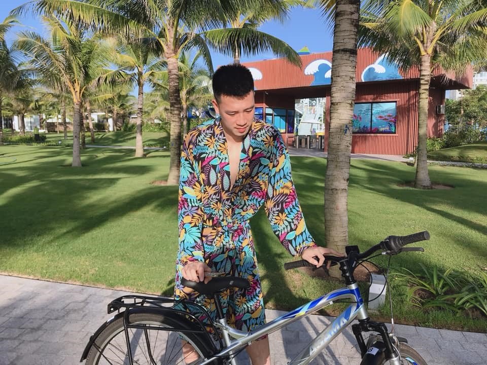 Huy Hùng tạo dáng 'so deep' bên chiếc xe đạp để bạn gái chụp ảnh...