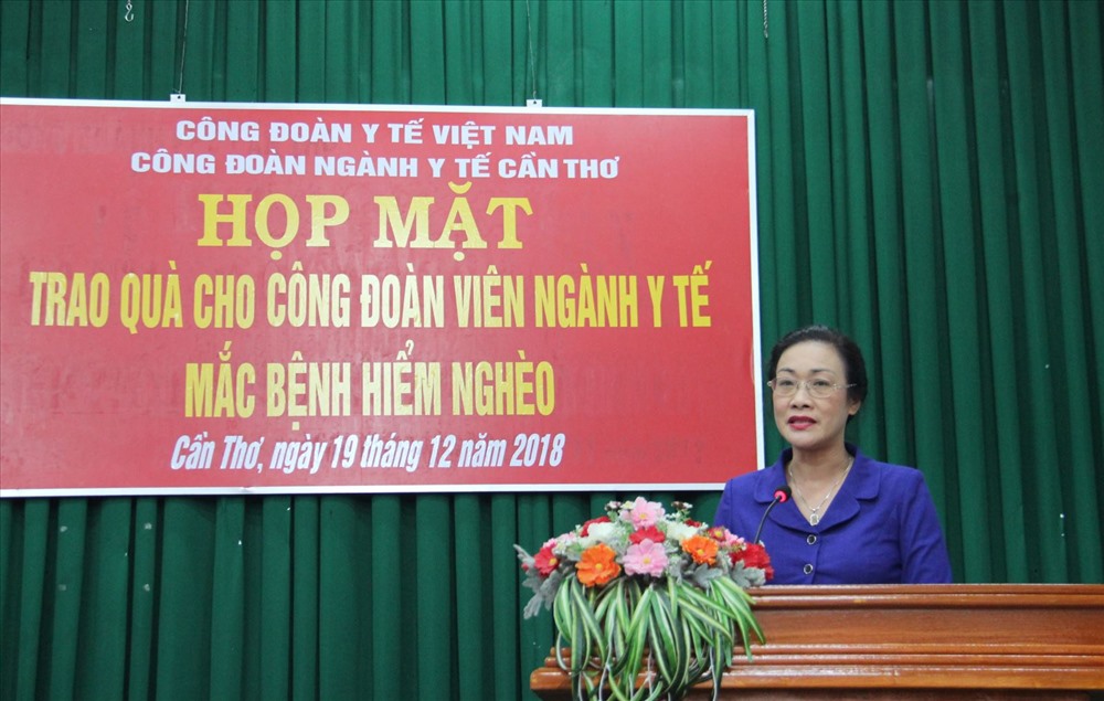 Chủ tịch Công đoàn Y tế VN Phạm Thanh Bình động viên tinh thần đoàn viên mắc bệnh hiểm nghèo vượt qua khó khăn, tích cực điều trị bệnh.