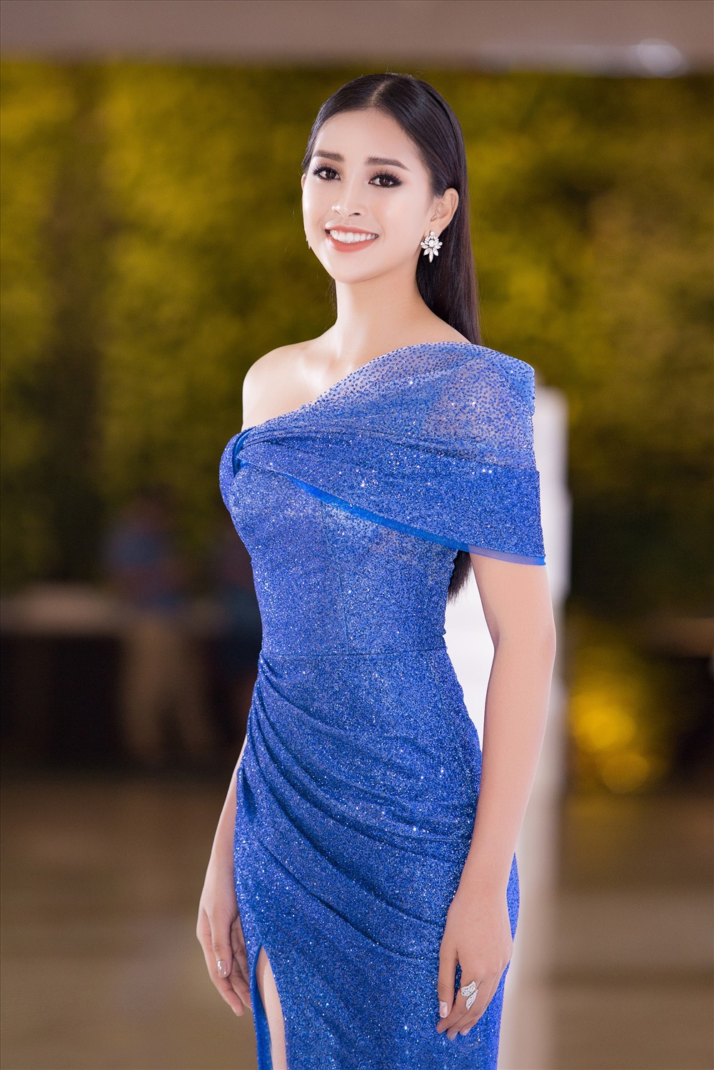 Khác với hình ảnh cá tính tại sự kiện trước đó, Hoa hậu Tiểu Vy xuất hiện với chiếc đầm lệch vai ngọt ngào.