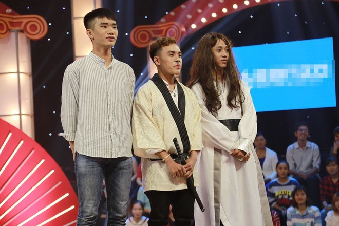 Dương Cảnh bước lên sân khấu cùng hai người bạn trợ diễn.