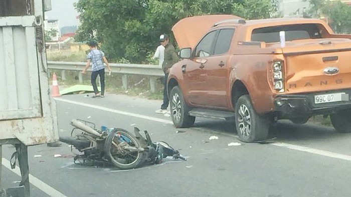 Hiện trường vụ tai nạn xe máy chở hai thanh niên lao thẳng vào xe bán tải đang dừng trên cao tốc sửa chữa, khiến hai người thương vong.
