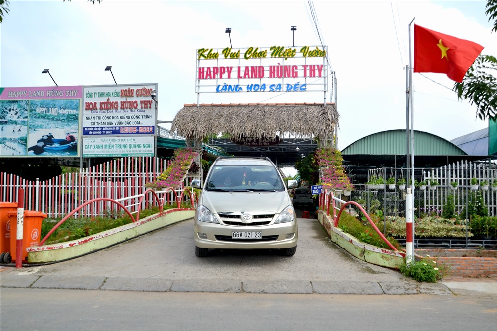 Thậm chí còn là cả công trình liên hoàn: ngắm hoa, giải trí, ẩm thực... Ảnh: Lục Tùng