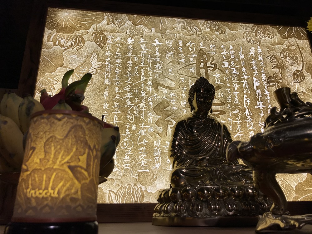 Tranh Trúc chỉ khắc “Bát nhã tâm kinh” trên bàn Phật. Ảnh: H.V.M